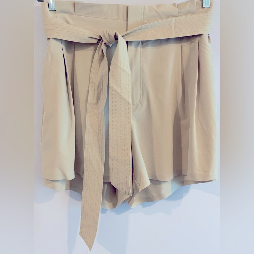 NWT, Athleta "Skyline Short II" in Light Tan/Khaki, Size 18